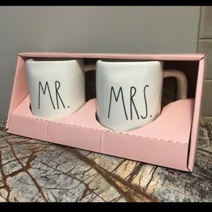Rae Dunn ‘MR.’ and ‘Mrs.’ mug set